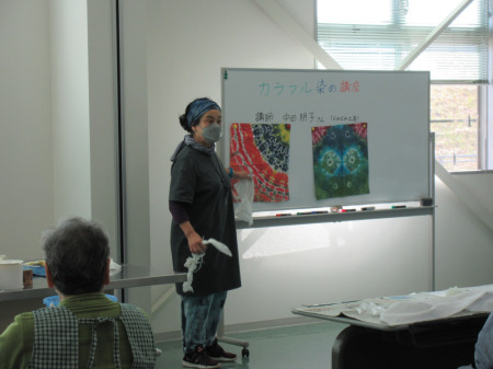 【画像】講師の中田先生がカラフル染めについて説明してくださってます。