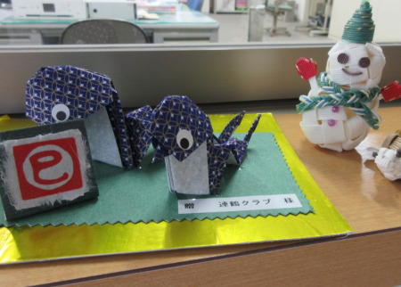 【画像】折り紙で作られた干支のヘビが皆さんをお迎えしています