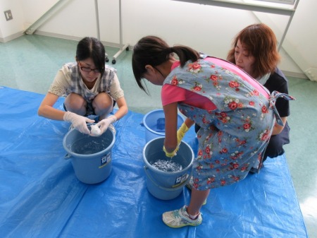 【画像】まずは水に布を浸けてから藍の液に浸けます。