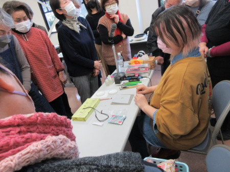 【画像】まず、銀粘土を水分を含ませながら練ります