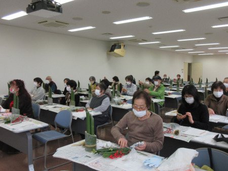 【画像】参加者様は、門松の材料を前にして開始をお待ちです。