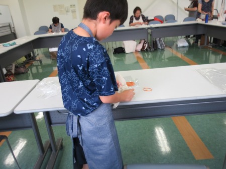 【画像】コツコツと細かい作業をしています。今回 唯一の小学生です。