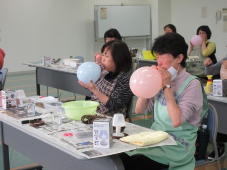 【画像】久しぶりの風船は 割れないように おそるおそる膨らまします。