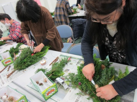 【画像】細かい飾りは花材用の接着剤で固定していきます。