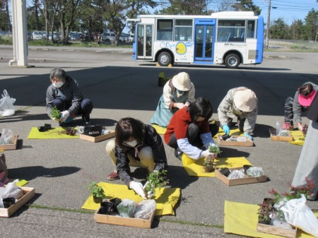 【画像】少し間隔をあけて座り 作業開始！