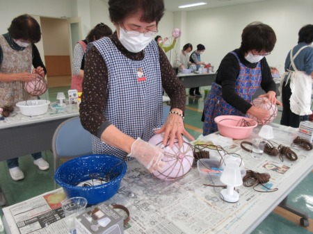 【画像】次にクラフトテープを巻いていきます。難しい！