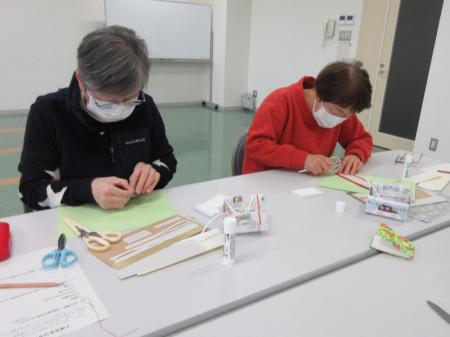 【画像】両面テープをハサミの背を使ってしっかり貼り付け