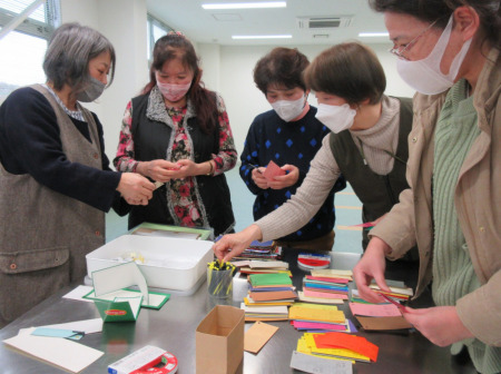 【画像】先生のご厚意で、おまけのペンケースか栞を作ります