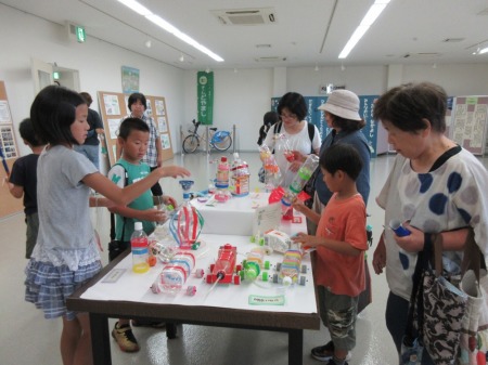 【画像】終わった後は、展示室で他のおもちゃを見学しています。