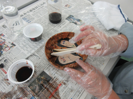 【画像】最後は、柿渋の原液を塗って完成です